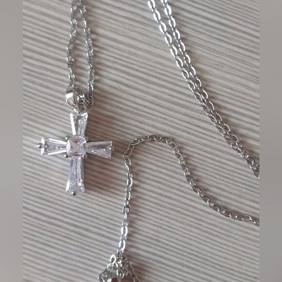 💖Gorgeous Sparkling Cz cross pendant on a 24” Silver Snake chain - Picture 7 of 16